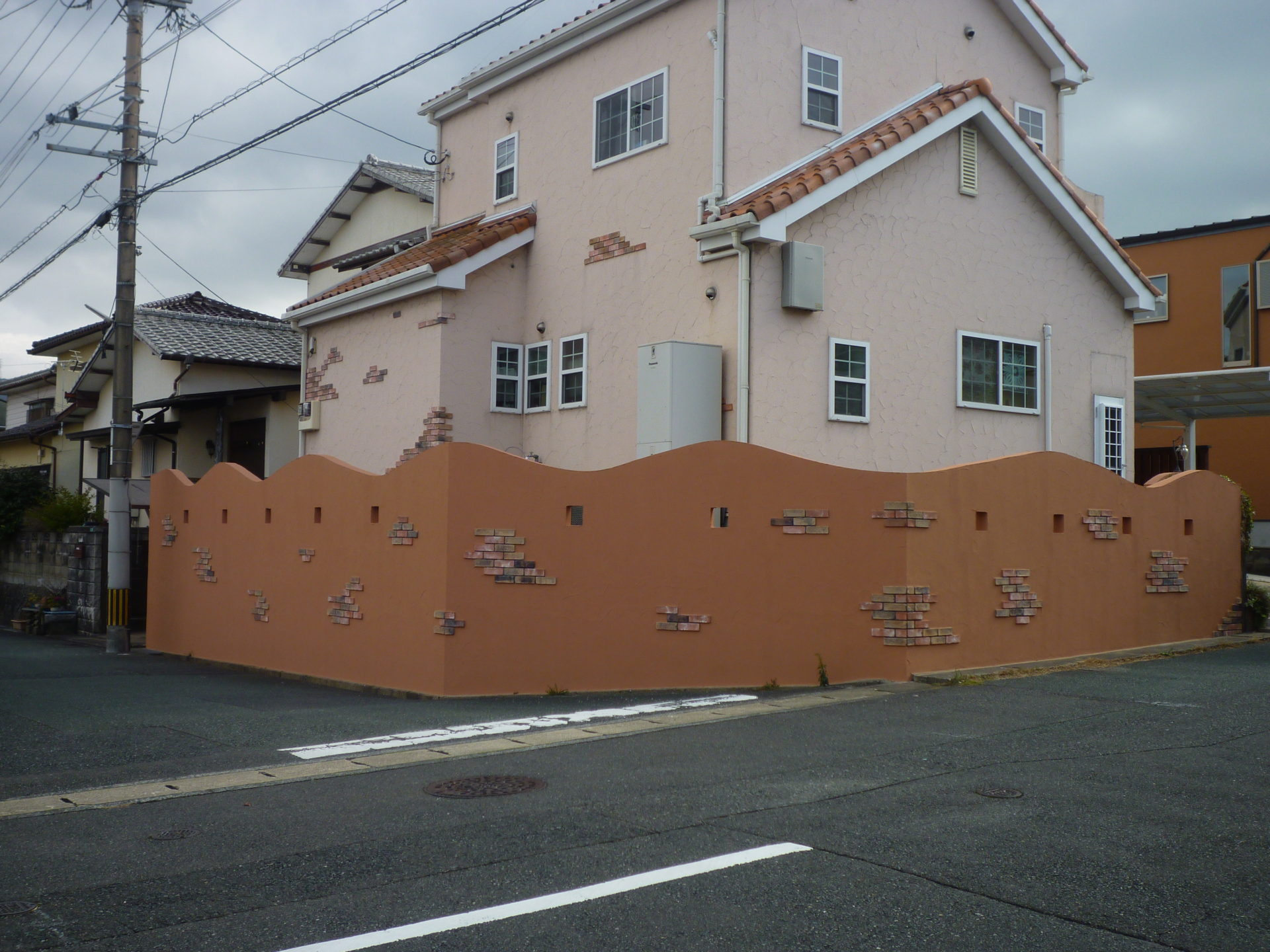 北九州市八幡西区で外塀の塗り替え工事を行いました。