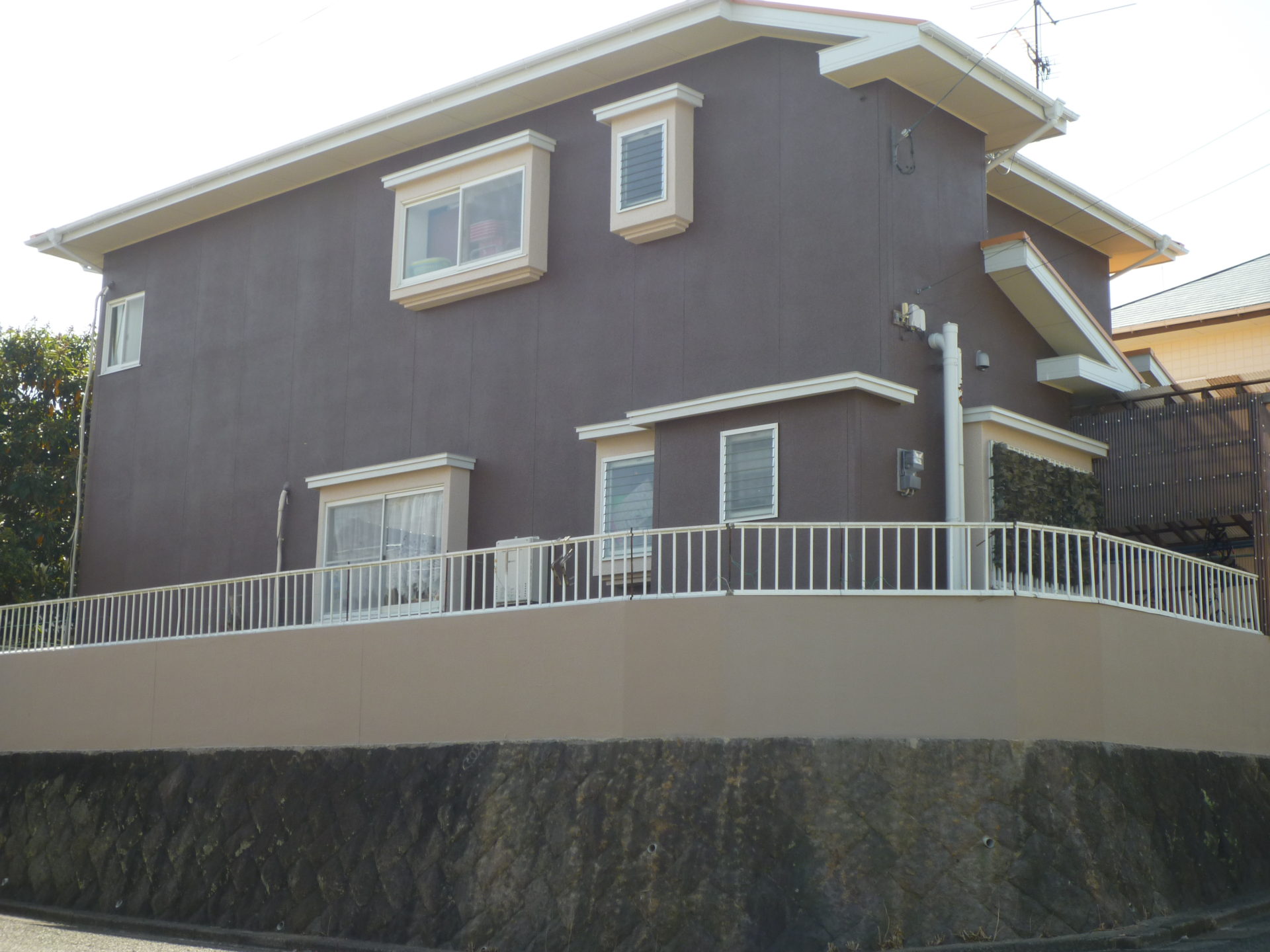 飯塚市にて屋根と外壁の塗装工事を行いました。