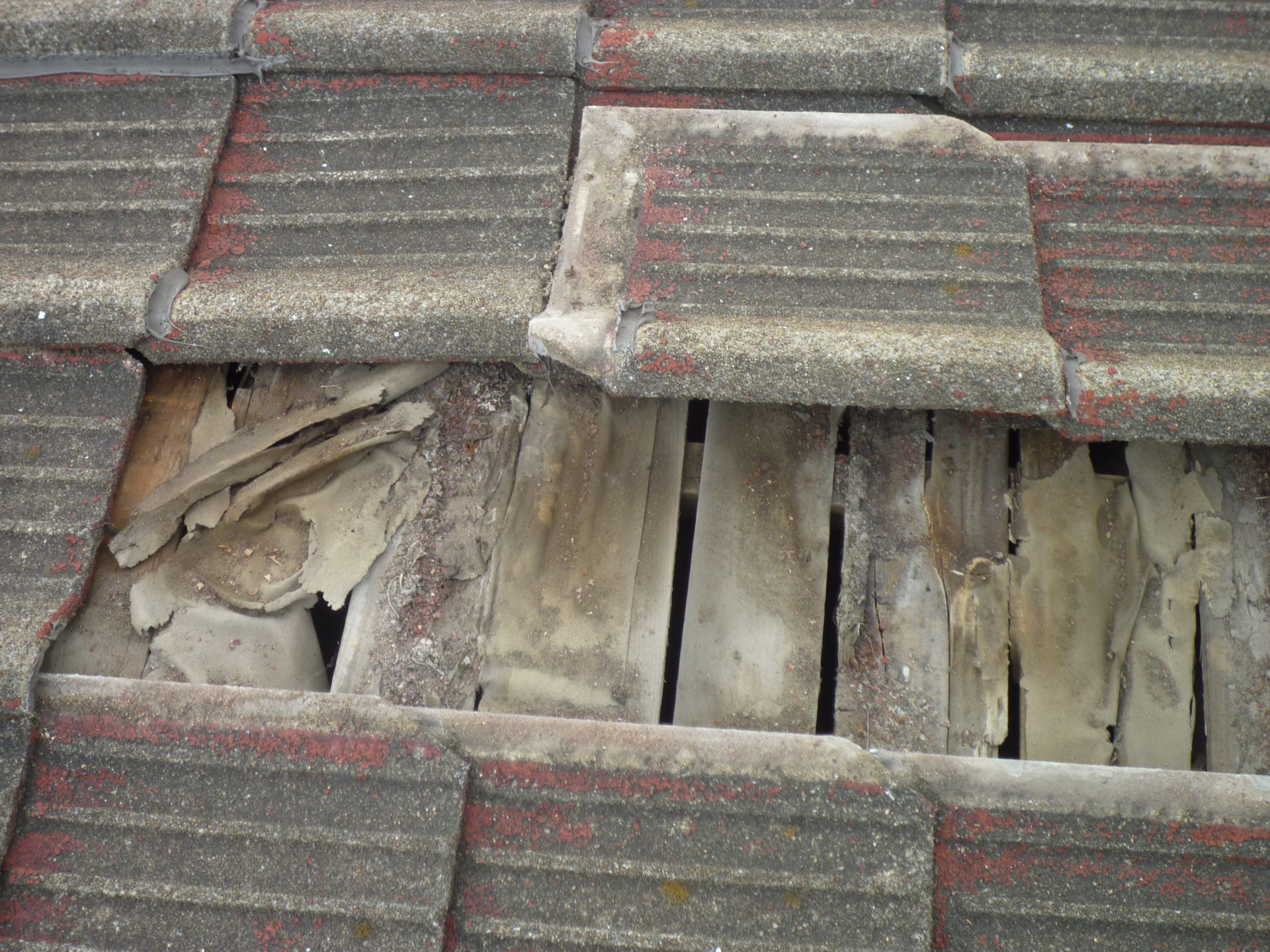 北九州市八幡西区にて雨漏りのため、屋根の葺き替え工事を行いました。