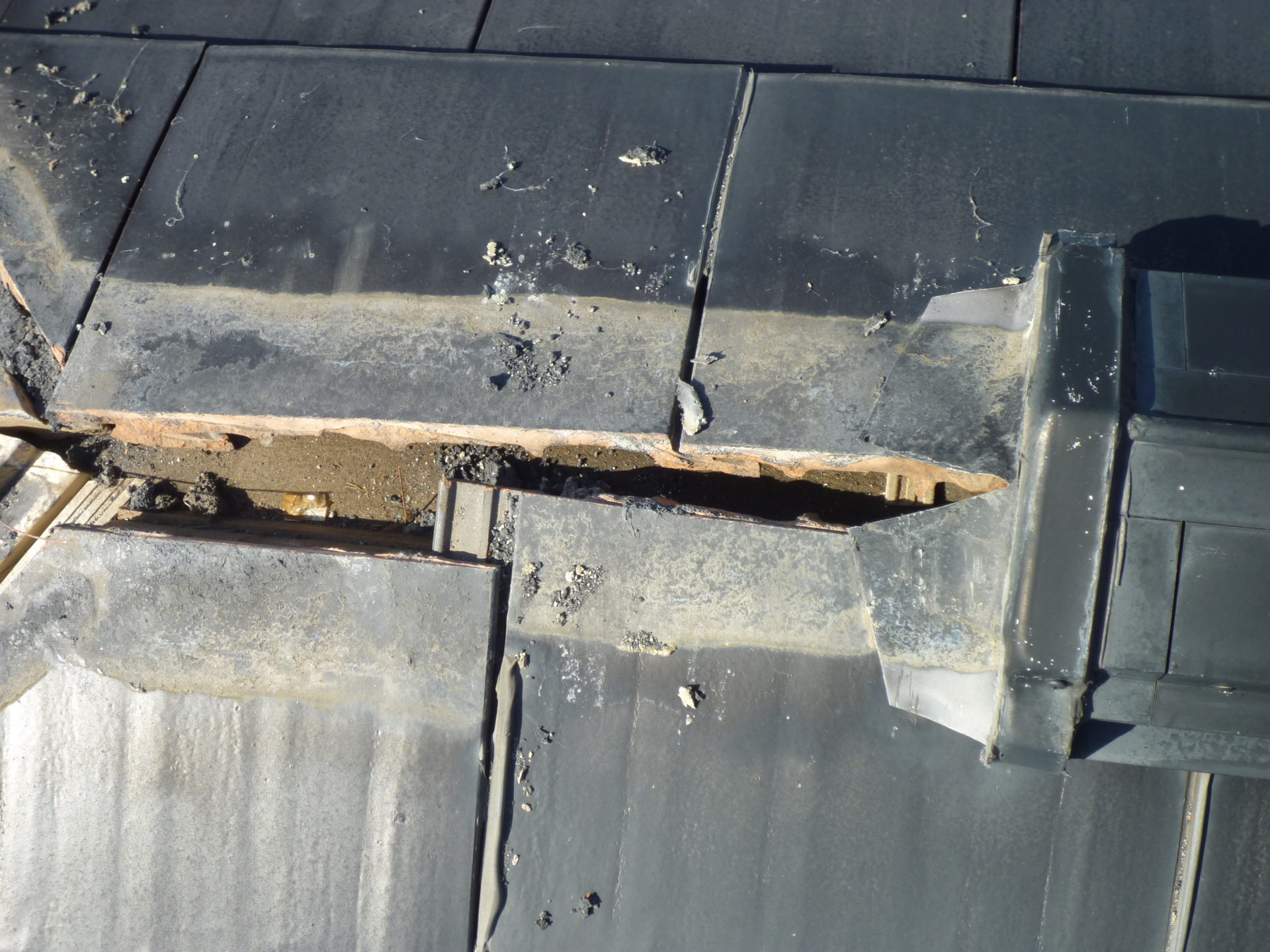 北九州市八幡東区で雨漏り（割れ瓦）、棟面戸（棟瓦下のモルタル部分）の屋根修理を行いました。