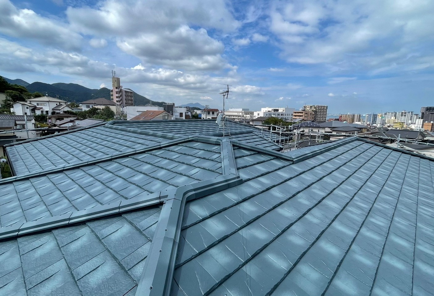 北九州市門司区にて３Fコーポの屋根、重ね葺き（重ね貼り）を行いました。