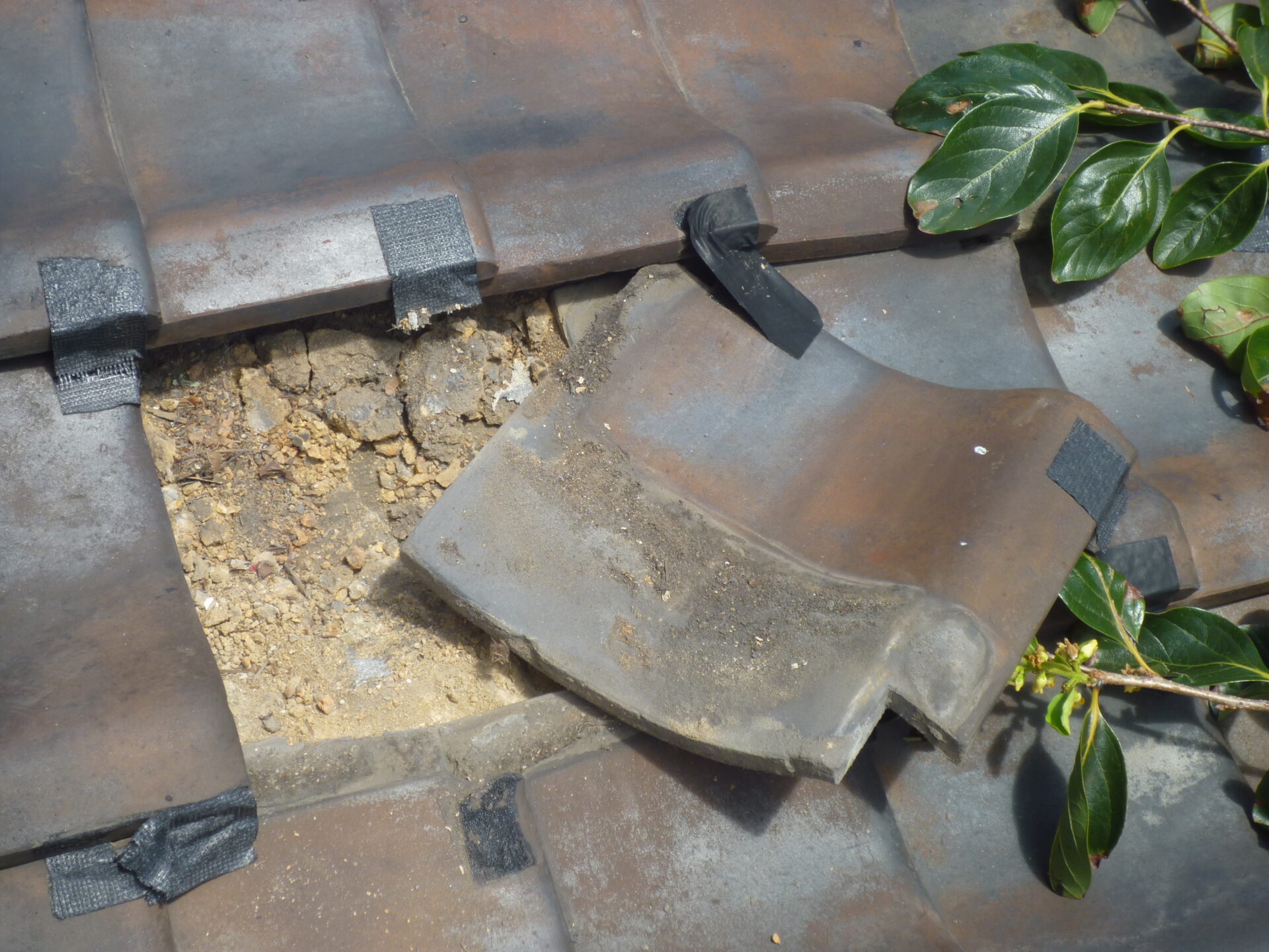 北九州市で築年数50年以上経過の屋根雨漏の為、葺き替え（貼り替え）工事を行いました。